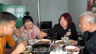 晋北农家午饭，一家人围坐在热土炕吃饭，简单朴实温馨【老文的快乐生活】