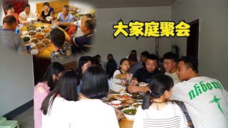 舅舅舅妈从外地回来，小谭的大家庭又搞聚会，两桌美食让人流口水