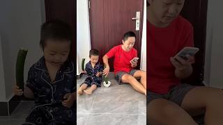 爸爸看手机入迷了,p66逗逗他#呆萌小米宝#萌娃#熊 孩子🌈🥛🥛🧋#shotrs