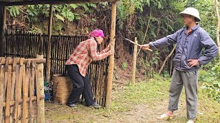 The girl took shelter in a hut in the middle of the forest and picked herbs to take to the market.