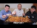 大冬今天做“铁板焖面”，肉面蒜一起吃，越嚼越香