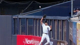 HOU@NYY: Ellsbury leaps to catch Correa's fly ball