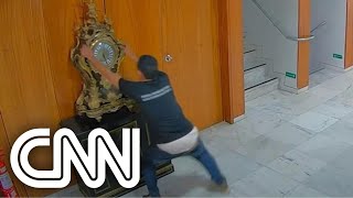 Homem que destruiu relógio em Brasília ficou em silêncio na PF | LIVE CNN