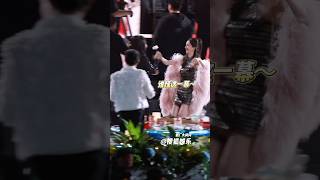 Yang Mi pick up the flower give to Li Xueqin at Hunan TV’s New Year’s Eve Gala 31.12.2024 #杨幂