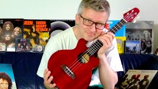 Unboxing and playing the Brian May Ukulele