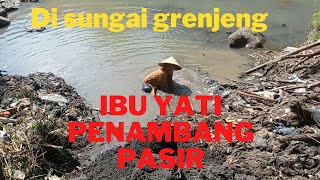 gigihnya seorang ibu penambang pasir disungai grenjeng gessss...