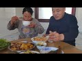 酱豆腐，猪头肉焖土豆，蒸茄子拌小菜儿，再来一碗大碴粥