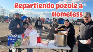 REPARTIENDO UN POSOLE CALIENTITO A LOS HOMELESS PERSONAS QUE VIVEN EN LA CALLE