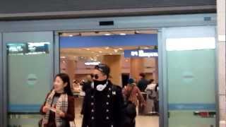 Taeyang walking out incheon 121223 [HD]