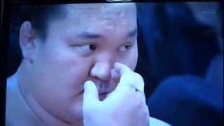 稀勢の里が白鵬を倒す。Kisenosato knocked down　Hakuho.