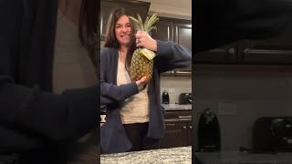 How to cut up a pineapple #pineapple #tipsandtricks #lifehacks #kitchenhacks #co