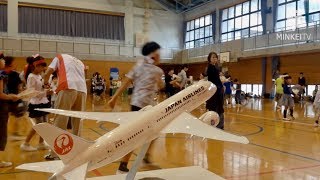 長崎の小学校で「折り紙ヒコーキ大会」