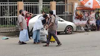 রাস্তায় প্রকাশ্যে ড্যান্ডি খাচ্ছে উঠতি বয়সী কচি কচি মেয়েরা