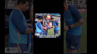 Virat Kohli gives jersey to haris rauf #virat #pakistan #cricket #viral #newshorts #viralshorts