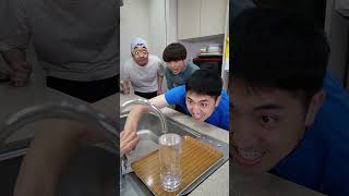 コップの中にギリギリに水を入れる表面張力チャレンジがヤバすぎたwww　funny video 😂😂😂　#shorts