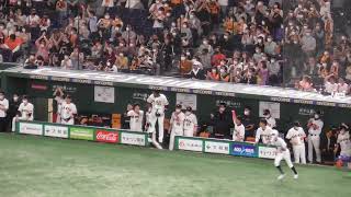 A.ウォーカー勝ち越しホームラン  ハートポーズでお出迎え