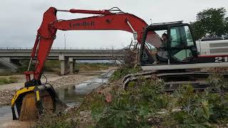 Limpiando piedras de río con la cuchara de cribado MB-S18