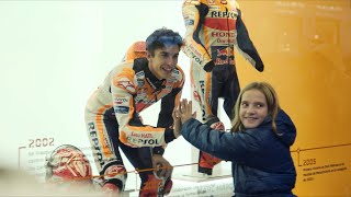 (Hidden camera) Marc Márquez in a department store window in central Madrid