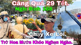 29 tết bà con tắp nặp đi mua hoa giá rẻ như tro.Anh trai nghẹn ngào khóc.