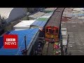 The train that drives through a market - BBC News