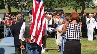 Hundreds turn out to honor veteran after no one was expected