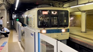 小田急8000形8056＋8256編成が到着するシーン