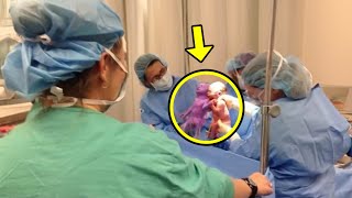 Een seconde na de geboorte van de tweeling valt de mond van de dokter open wanneer hij DIT ziet!