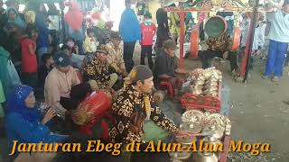 Aksi Janturan Ebeg Di Alun - Alun Moga Sangat Mengerikan !!!  Bikin Penonton Penasaran