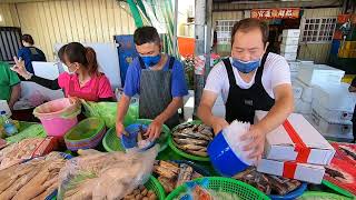 這位小姐帶著全家大小一起來買魚 帥城武很感動 興達港王中皇 帥城武 高雄興達港 海鮮叫賣 叫賣哥