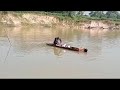 Tebar jala cari ikan di sungai.