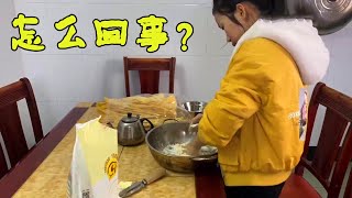 小鳳和家公如同父女一樣，炒個菜都這麼開心，一個燒火一個炒菜。小鳳還嘗試了自己做包子！【田野小鳳】