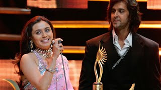 Hrithik Roshan presenting Rani Mukherjee the Best Actress award in 2005😍 #ranimukherjee #bollywood