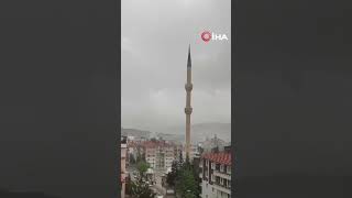 Çankırı’da etkili olan fırtınaya dayanamayan çifte minareli caminin bir minaresi yıkıldı.
