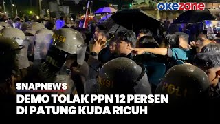 Demo Tolak PPN 12 Persen di Patung Kuda Ricuh, Polisi Tembakkan Water Canon Bubarkan Aksi - Snapnews