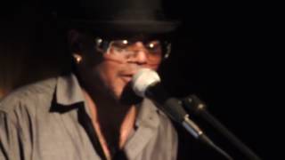 Walter Waiters sings Don't Scratch My Back at Champagnes, Las Vegas, 17.4.17.