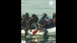 مهاجرون على متن قارب صغير للوصول من فرنسا إلى بريطانيا