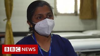 Trying to revive Covid patients in a Delhi hospital - BBC News
