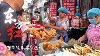 在清晨第一缕霞光下探访千万级人口大市临沂市中心的东方红早市 感受历史最悠久的早市的勃勃生机 新鲜的蔬菜 当季的水果 纯手工制作的早餐美食 劲爆的小虫食材 刚刚采摘的新鲜花椒 这里物资丰富 人潮汹涌