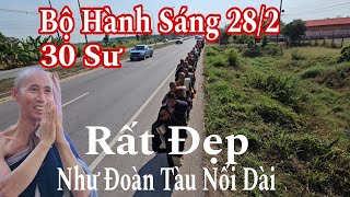 Bộ Hành sáng 28/2 rất đặc biệt của sư Minh Tuệ cùng 29 sư Nhỏ hình ảnh như đoàn tàu nối dài rất đẹp