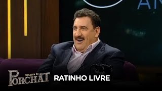 Ratinho revê imagens de programa que apresentou na Record TV