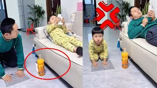 爸爸沉迷看手机，做家务的儿子都看不下去了，必须好好治治他！#Cute baby#Cute#呆萌小米宝#聪明宝宝#萌娃