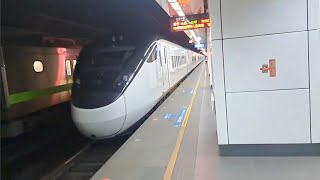 1128次苗栗發車開往基隆的銀綠色微笑號EMU900型十輛一編組EMU914區間車，111次七堵發車開往枋寮的西部優質直達EMU3000型十二輛編組EMU3034皮蛋豆腐騰雲號綠色帶新城際自強號列車