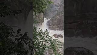 비와 함께 춤추는 용추폭포의 장엄한 순간(Yongchu Falls Dancing with the Rain: A Majestic Moment)