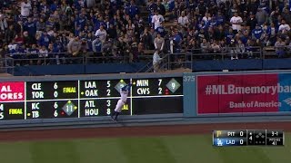 PIT@LAD: Toles jumps at the wall to rob McCutchen