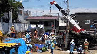 クレーン車倒れ、１人死亡　工事現場で３台下敷き　東京