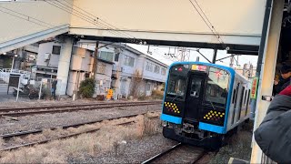 鶴見線E131系1000番台が浜川崎を発車するシーン