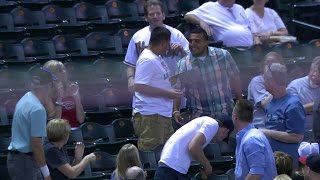 COL@ARI: D-backs fan makes the catch in his cap