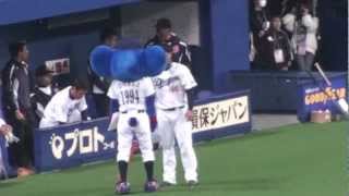 2013.03.02　ドアラカレンダーをアピールするドアラ　inナゴド