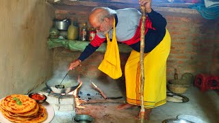 चित्रकूट के वृद्ध संत की चूल्हे में भोजन प्रसादी//जंगल में संत की कुटिया पर शेर दहाड़ता है #संत