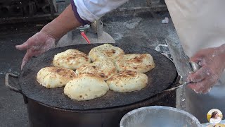 街拍美食 | 老北关特色吊炉烧饼  | 面食| 饼 |  传统做法面类食品  |  一元钱一个，浓浓的面香味道，真是回味无穷 | street foods  | Clay oven rolls